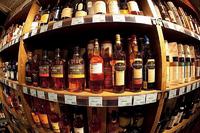 Минздрав поддержал идею убрать алкоголь с открытых полок в магазинах
